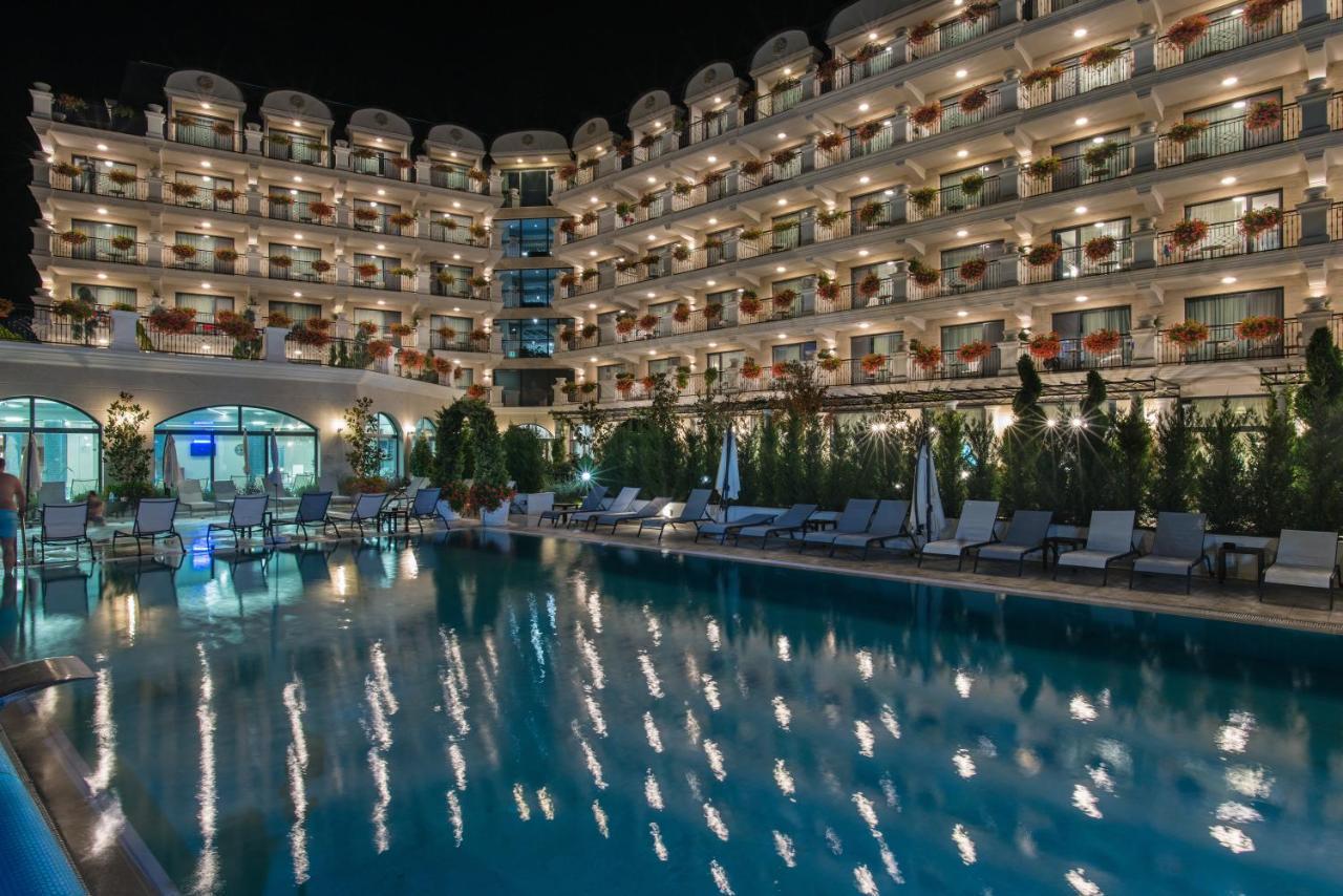 Casa Di Fiore Spa And Medical Hotel, Mineral Pools & Private Beach Кранево Екстер'єр фото The hotel at night