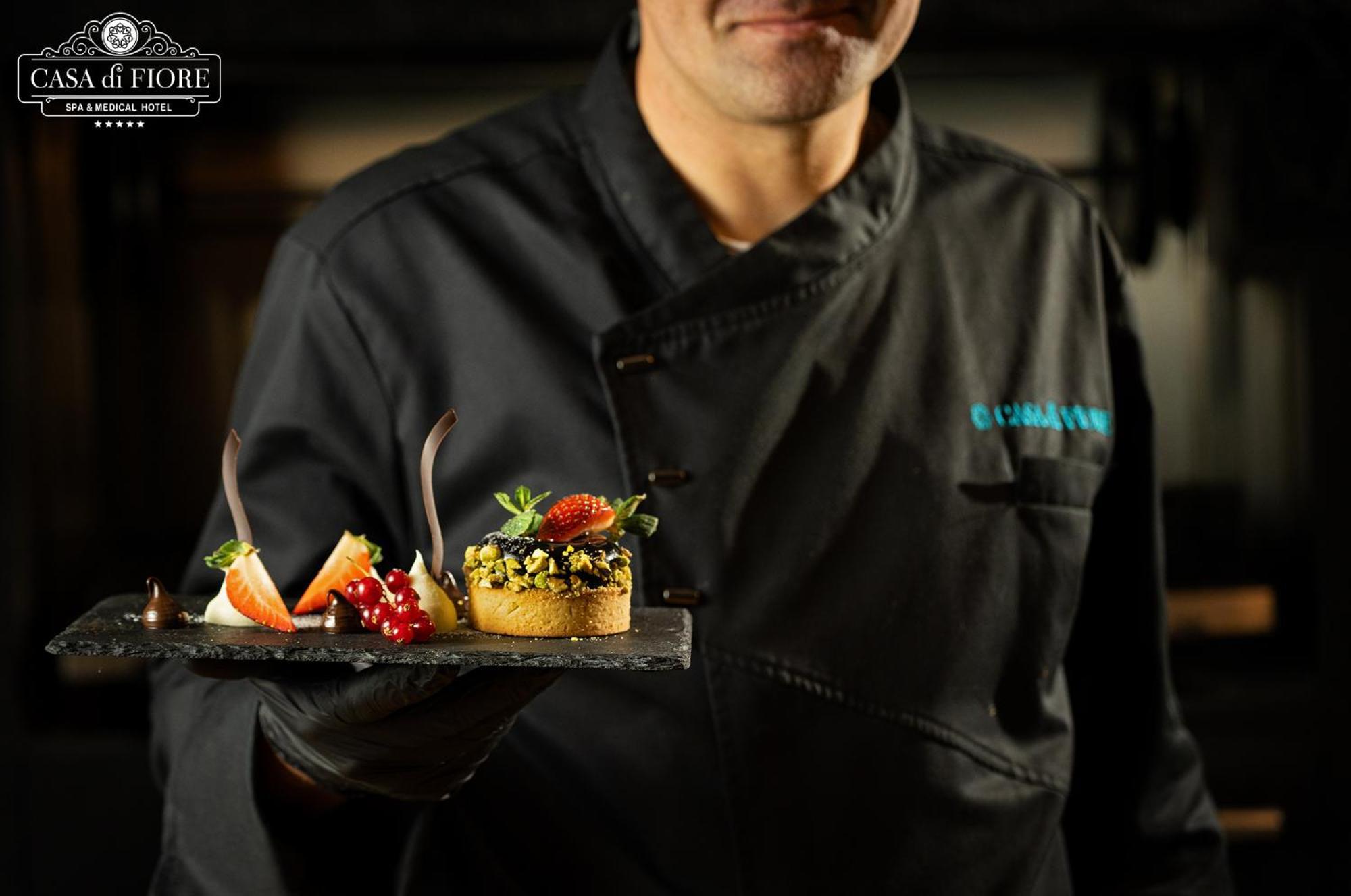 Casa Di Fiore Spa And Medical Hotel, Mineral Pools & Private Beach Кранево Екстер'єр фото Chef with a dessert