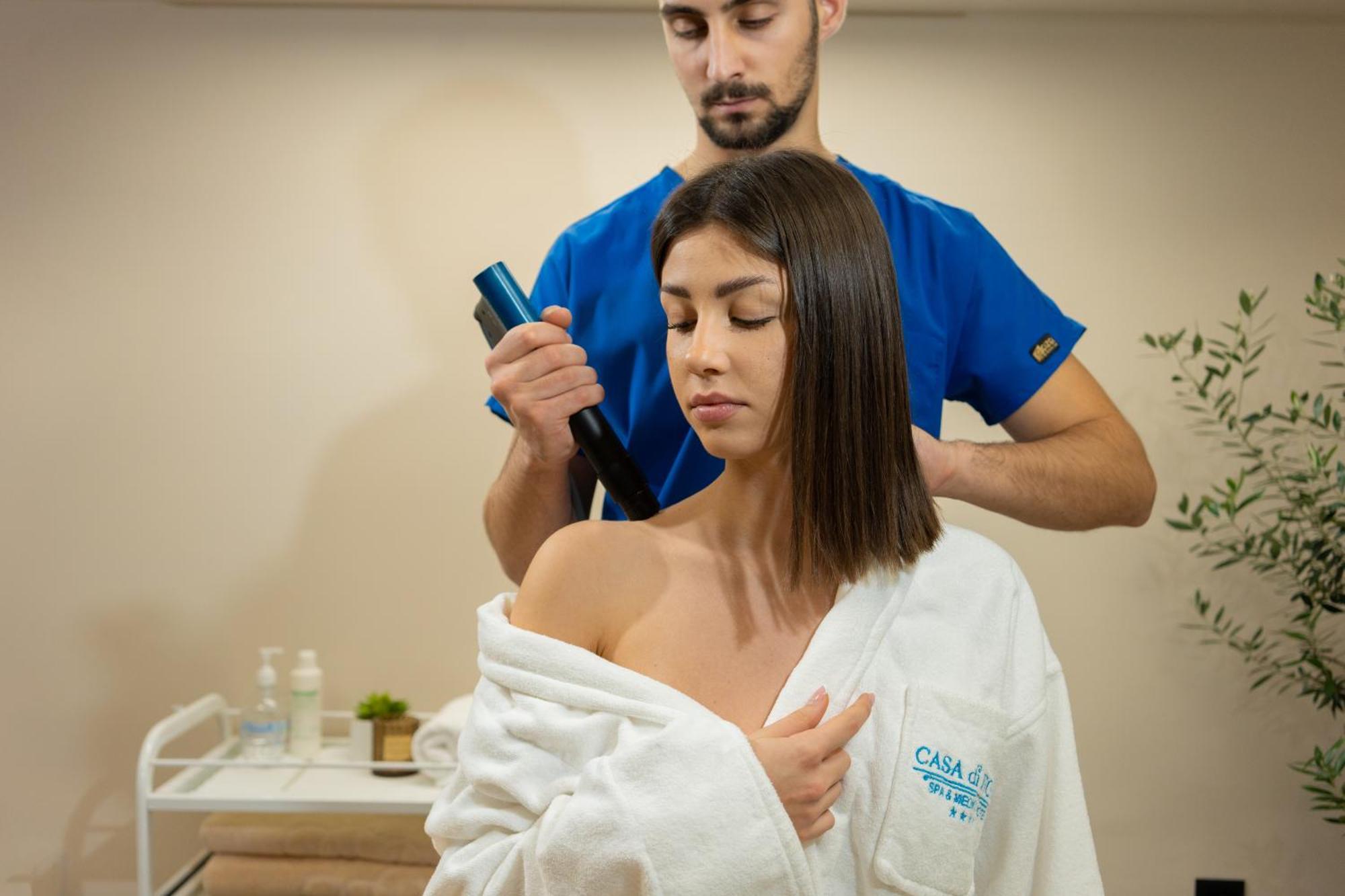 Casa Di Fiore Spa And Medical Hotel, Mineral Pools & Private Beach Кранево Екстер'єр фото A woman receiving a massage