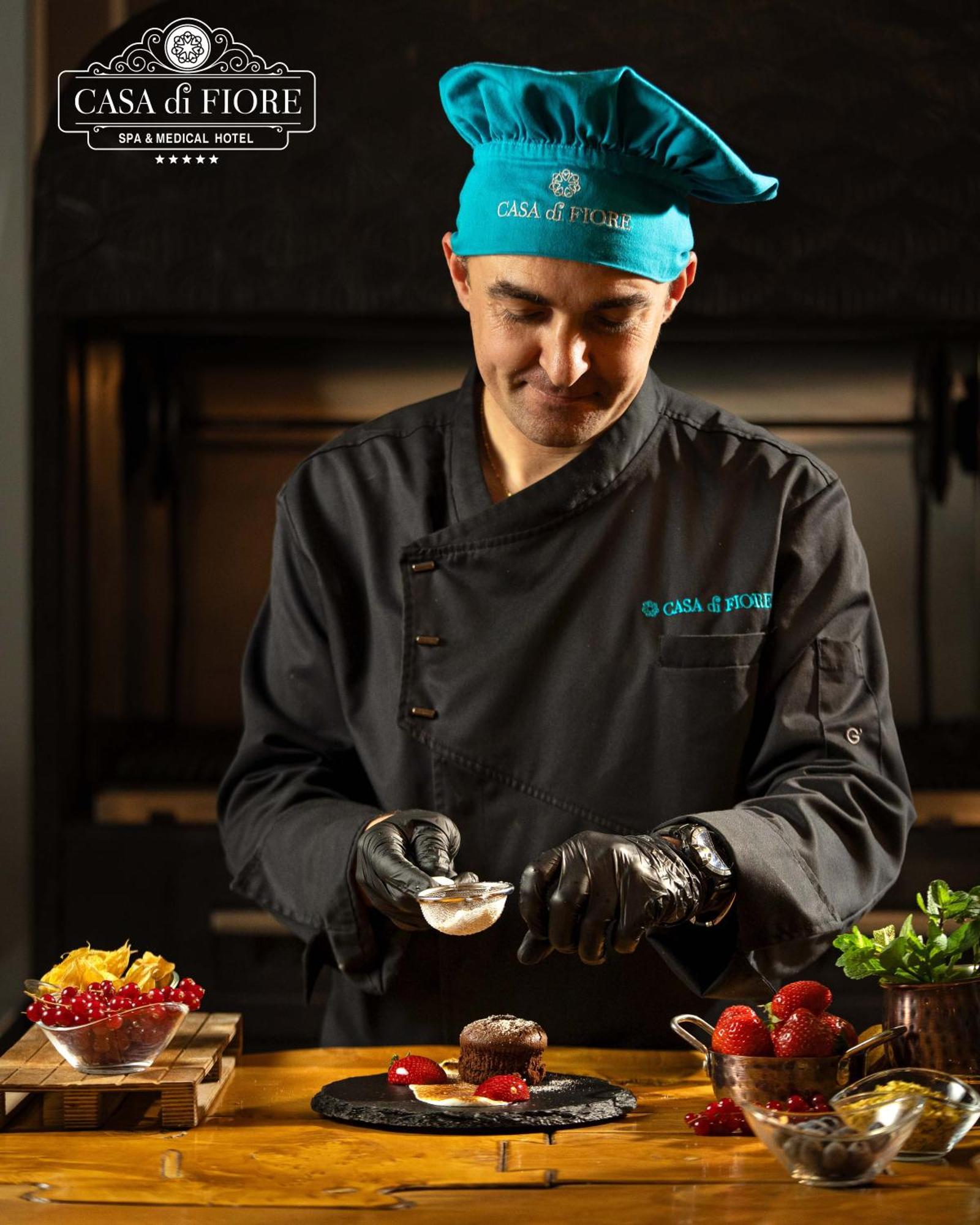 Casa Di Fiore Spa And Medical Hotel, Mineral Pools & Private Beach Кранево Екстер'єр фото A chef preparing food