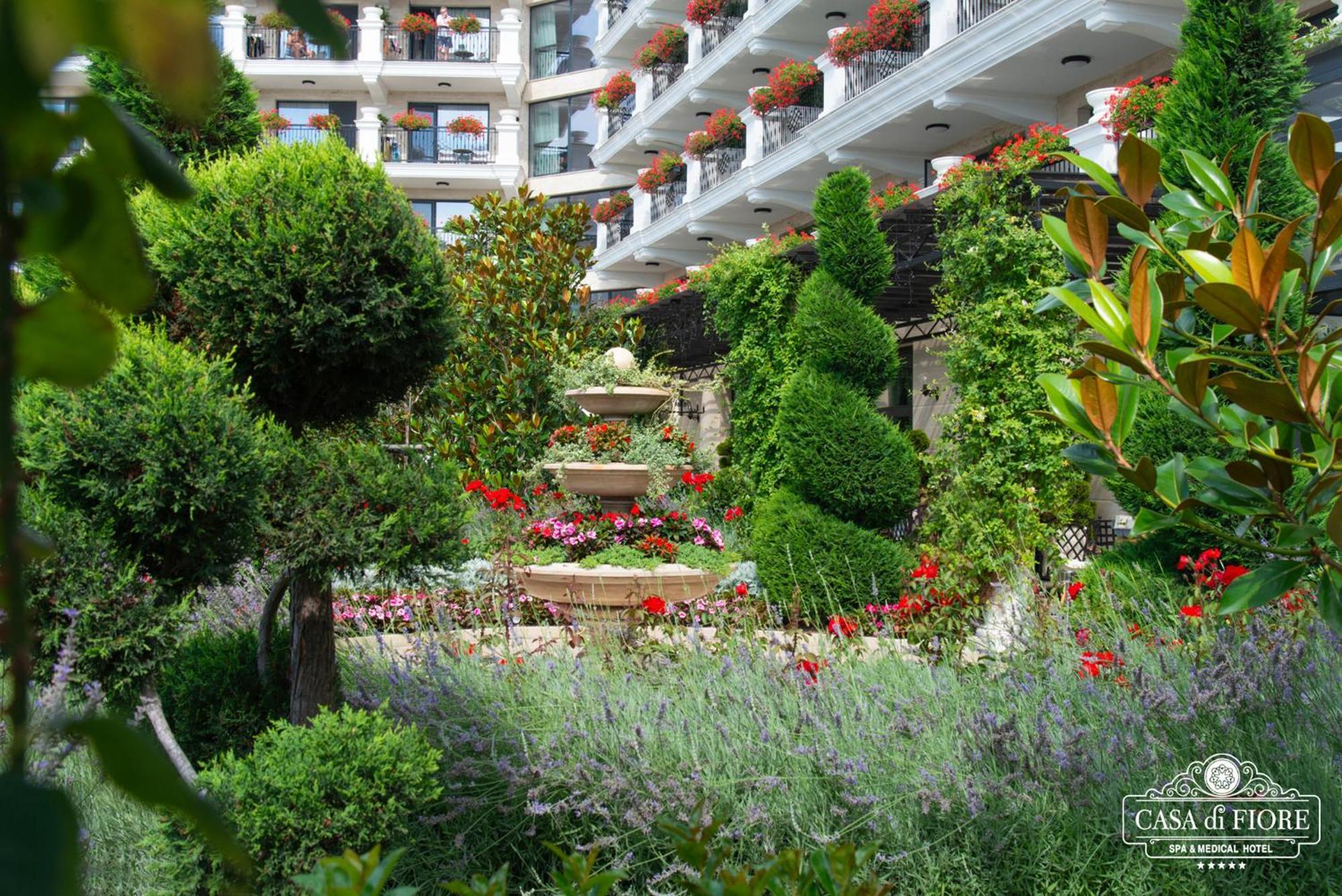 Casa Di Fiore Spa And Medical Hotel, Mineral Pools & Private Beach Кранево Екстер'єр фото Hotel's garden