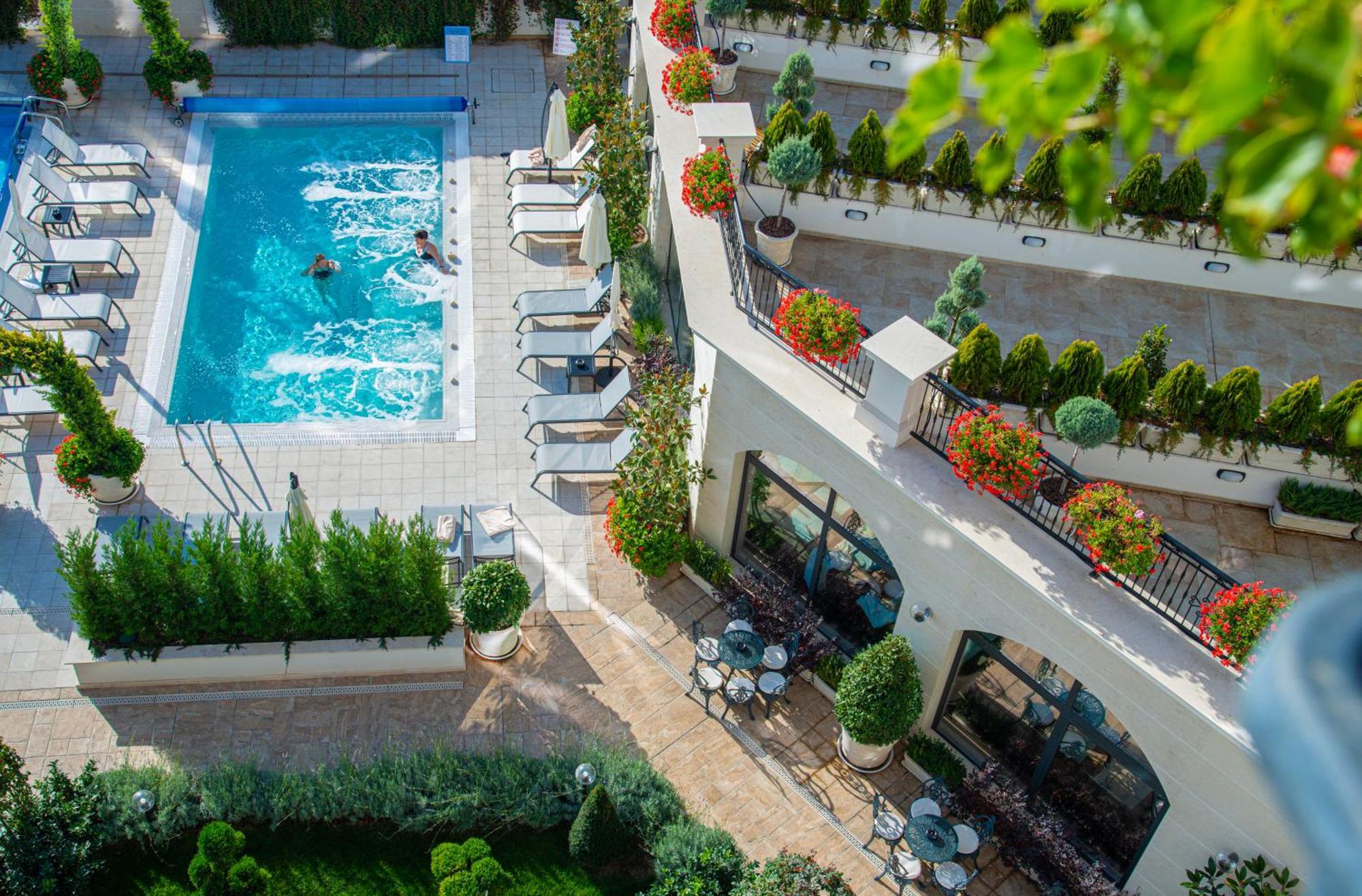 Casa Di Fiore Spa And Medical Hotel, Mineral Pools & Private Beach Кранево Екстер'єр фото The pool at the hotel
