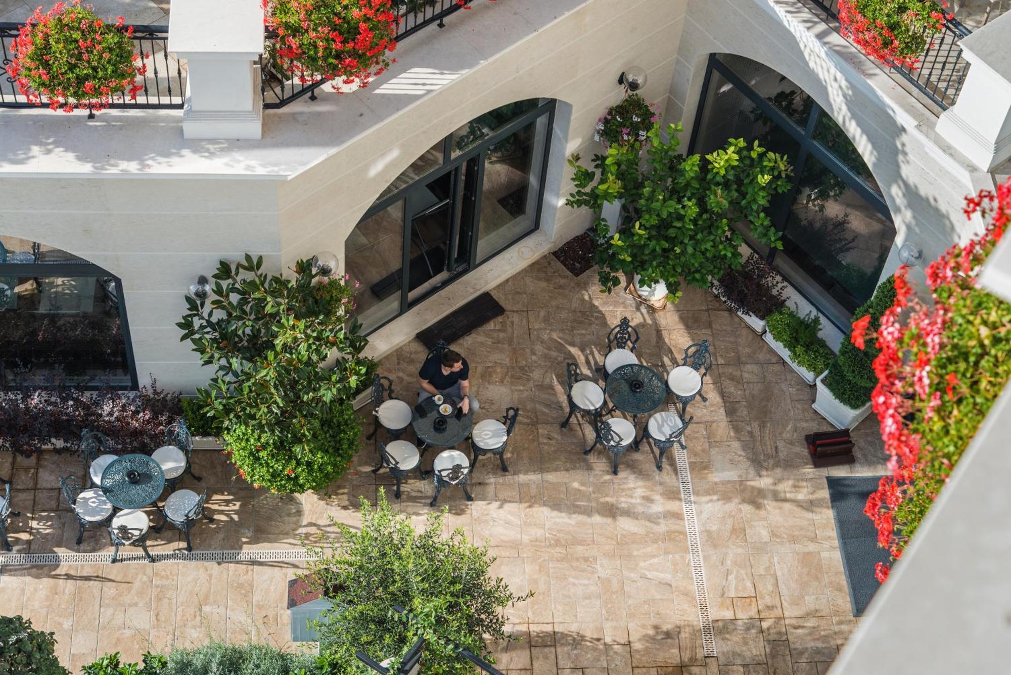 Casa Di Fiore Spa And Medical Hotel, Mineral Pools & Private Beach Кранево Екстер'єр фото The courtyard of the hotel