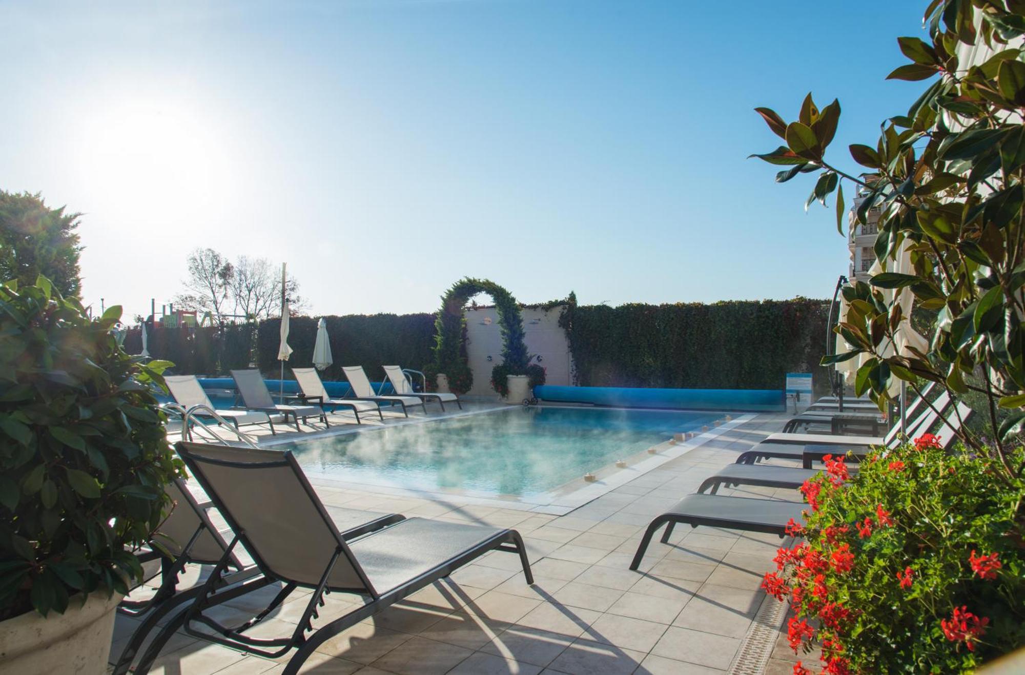 Casa Di Fiore Spa And Medical Hotel, Mineral Pools & Private Beach Кранево Екстер'єр фото The pool at the hotel
